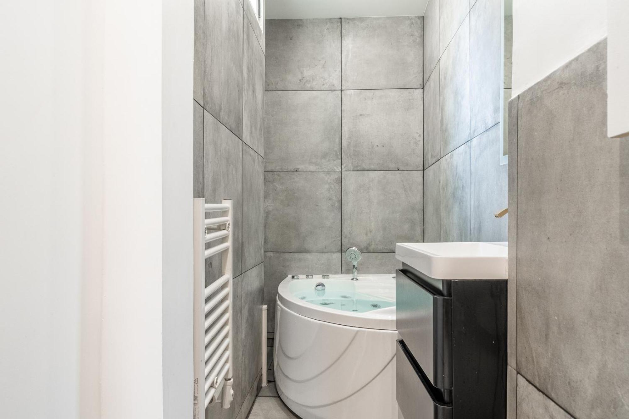 Lavie Maison Eiffel Ac Hot Tub Paris Bagian luar foto