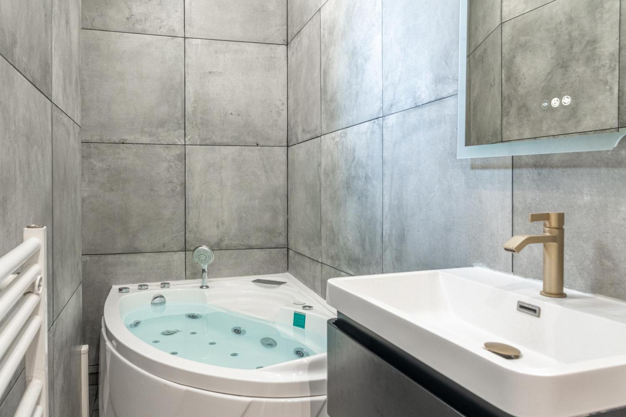 Lavie Maison Eiffel Ac Hot Tub Paris Bagian luar foto